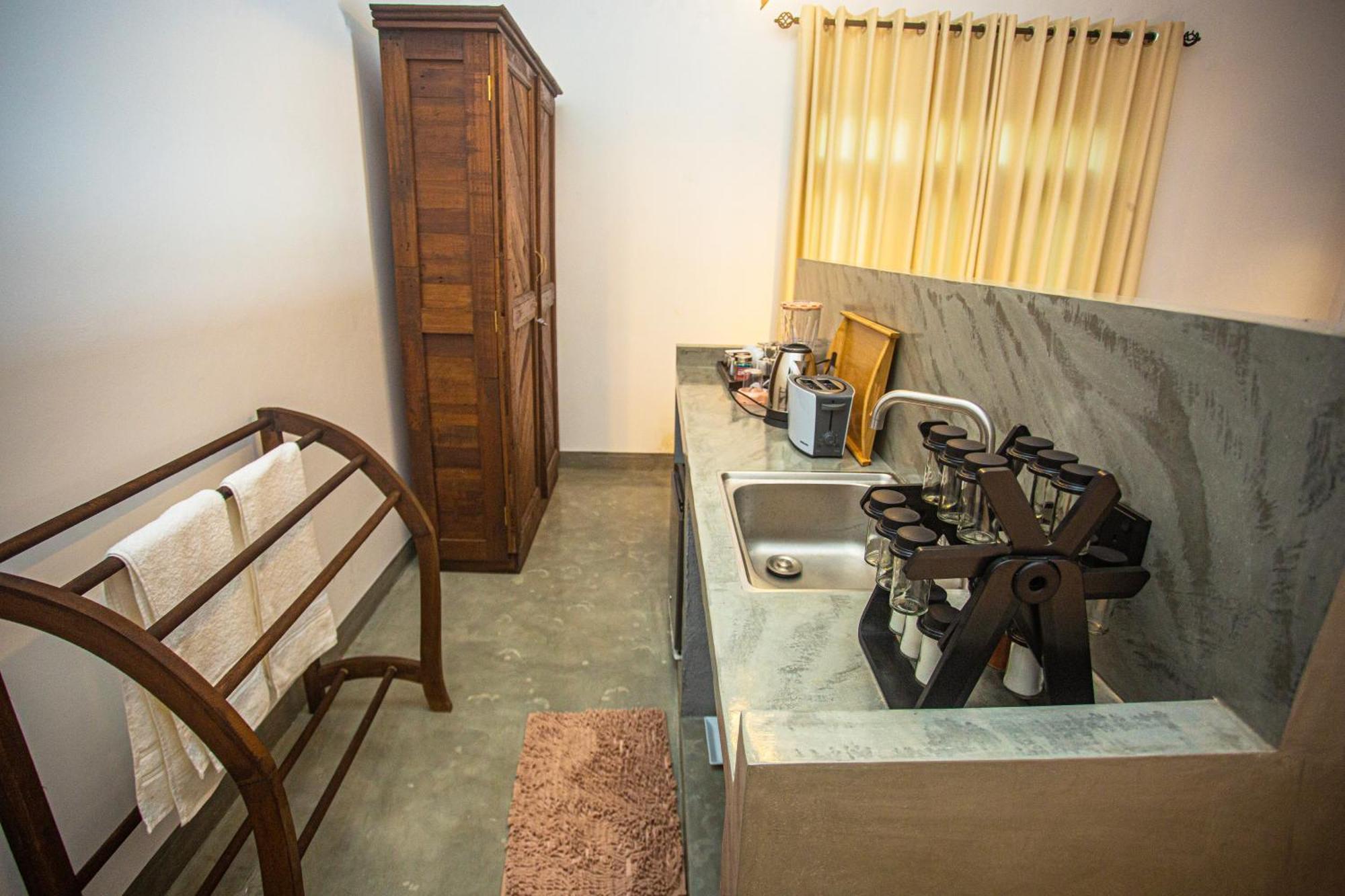 Aki Luna Lagoon Resort Хиккадува Экстерьер фото