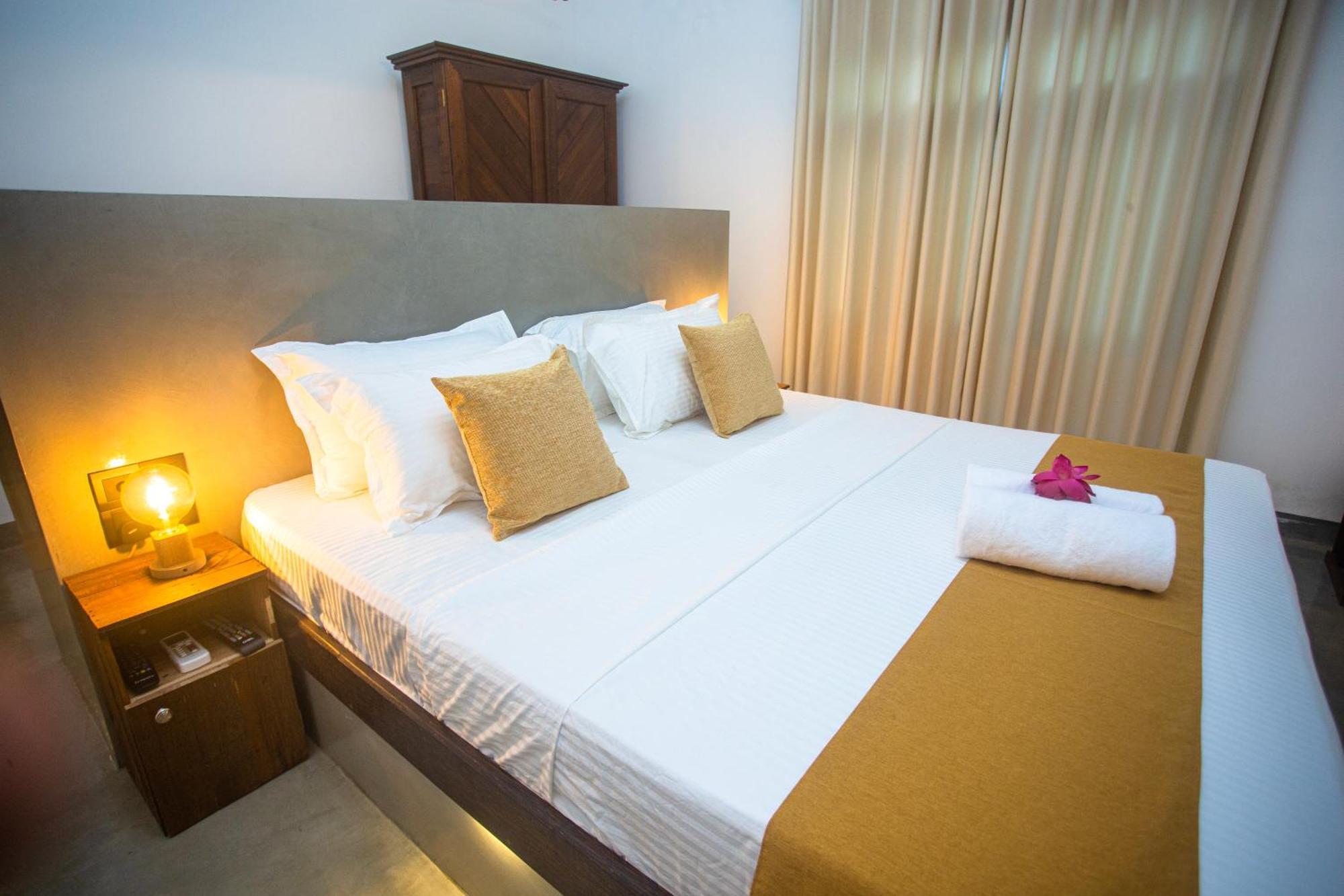 Aki Luna Lagoon Resort Хиккадува Экстерьер фото